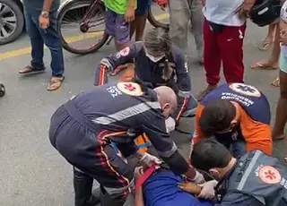 Motociclista fratura pernas e tem afundamento de crânio após bater em muro, no Feitosa