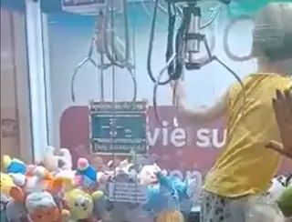 Criança fica presa em máquina caça-brinquedos de shopping no RJ