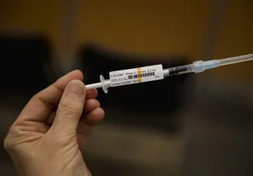Taxa de vacinação contra a Covid-19 quadruplica após Quebec proibir venda de álcool e maconha a não imunizados