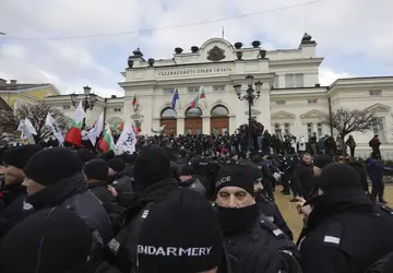 Manifestantes anti-vacina tentam invadir parlamento da Bulgária