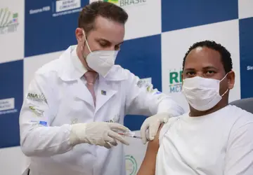Vacina brasileira contra Covid-19 começa a ser testada em voluntários