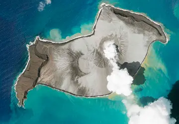 Vulcão em erupção provoca tsunami em Tonga