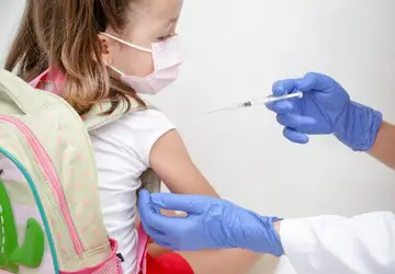 Com aumento de casos da variante �"micron, é seguro mandar crianças para a escola antes da vacina?