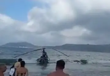 Helicóptero cai em praia de Florianópolis e assusta banhistas
