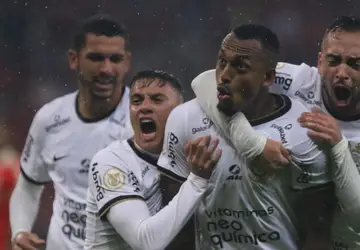 Corinthians busca empate com o Internacional e segue na liderança do Brasileirão