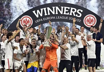 Eintracht Frankfurtvence o Rangers nos pênaltis, conquista a Liga Europa pela segunda vez e premia 