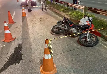 Motociclista morre após invadir canteiro e bater em sinalização