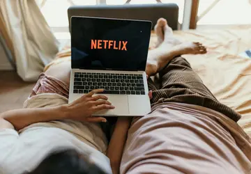 Plano com anúncios da Netflix vai bloquear downloads e usuário não poderá pular intervalo comercial