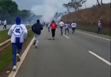 Organizadas de Palmeiras e Cruzeiro se encontram na rodovia Fernão Dias e protagonizam briga generalizada