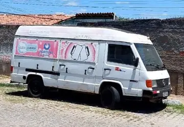 Carro abandonado no Bairro Cohab Velha está servindo de esconderijo para usuários de droga e criminosos