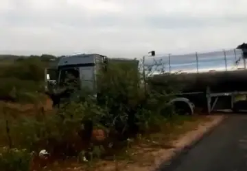 Caminhoneiro perde o controle e sai da pista em trecho do Anel Viário em Delmiro Gouveia
