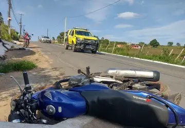 Colisão de moto com viatura da polícia deixa dois feridos em AL e cachorro come dedo de uma das vítimas