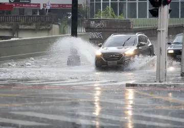 Chuvas fortes causam transbordamento de córregos, alagamentos e interrupção de serviços de transporte em São Paulo