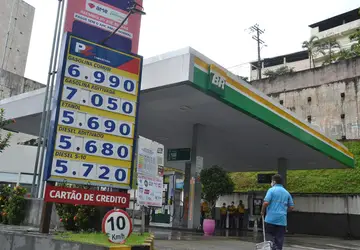 Controle de preços dos combustíveis trará efeitos desastrosos à economia, afirma diretor da Petrobras
