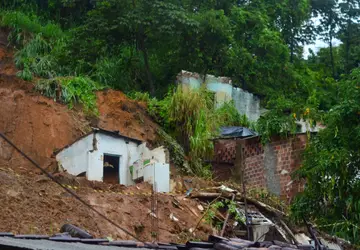 Deslizamento de terra deixa uma pessoa morta e cinco feridas em Olinda