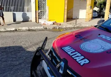 Homem é assassinado a facadas no meio da rua em Arapiraca