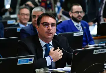Flávio Bolsonaro pede que AGU investigue declaração de Gleisi contra Justiça Eleitoral