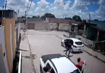 Vídeo mostra quando homem é morto a tiros na porta de casa