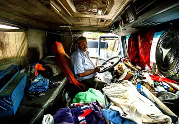 Caminhoneiro completa três anos morando dentro de veículo em Maceió