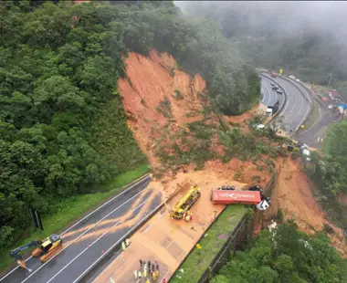 Deslizamento no Paraná: PRF diz que cabia à concessionária o fechamento da BR-376