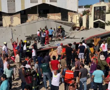 Teto de igreja desaba durante missa e deixa ao menos sete mortos no México