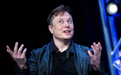 Elon Musk diz que fez piada ao afirmar que compraria o Manchester United