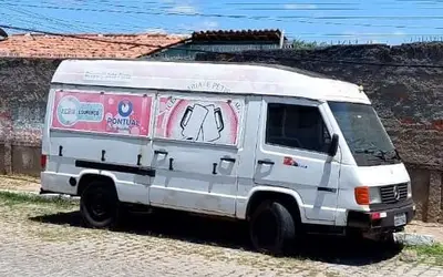 Carro abandonado no Bairro Cohab Velha está servindo de esconderijo para usuários de drogra e criminosos
