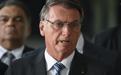 Ao lado do ministro da Defesa e vice, Bolsonaro participa de formatura de militares em Resende