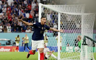 Mbappé decide contra Dinamarca e França é a 1ª classificada na Copa