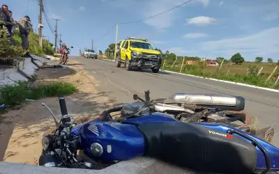 Colisão de moto com viatura da polícia deixa dois feridos em AL e cachorro come dedo de uma das vítimas