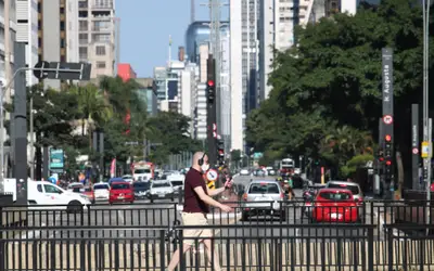 Brasil registra mais 45 mortes por Covid-19; média móvel de vítimas segue em alta