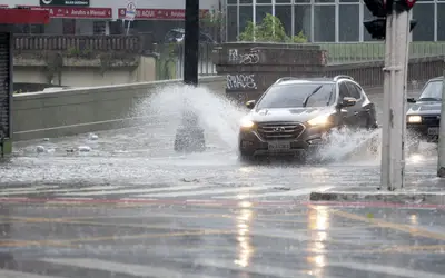 Chuvas fortes causam transbordamento de córregos, alagamentos e interrupção de serviços de transporte em São Paulo
