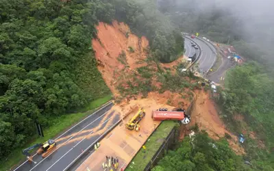 Deslizamento no Paraná: PRF diz que cabia à concessionária o fechamento da BR-376