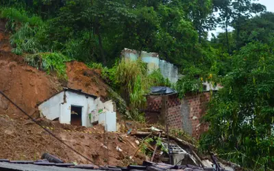 Deslizamento de terra deixa uma pessoa morta e cinco feridas em Olinda