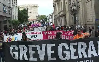Manifestante e policias entram em confronto pelo sexto dia de manifestação contra Reforma da Previdência