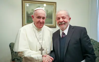 Lula convida papa Francisco para visitar o Brasil