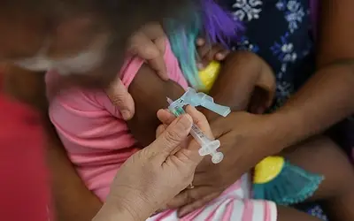 Infectologista alerta para a atualização das vacinas na prevenção contra a meningite