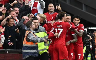 Liverpool vence West Ham e sobe para segundo no Inglês; Chelsea agrava crise
