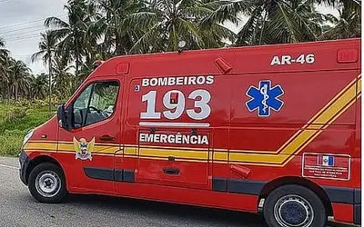 Adolescente é atropelado por carro e socorrido por bombeiros no bairro de Ponta Verde