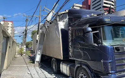 Caminhão atinge poste e moradores da Jatiúca ficam sem energia elétrica