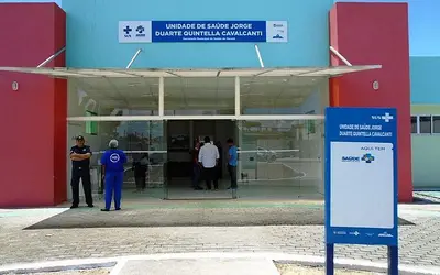 Homem em surto psicótico invade unidade de saúde em Maceió e assusta moradores