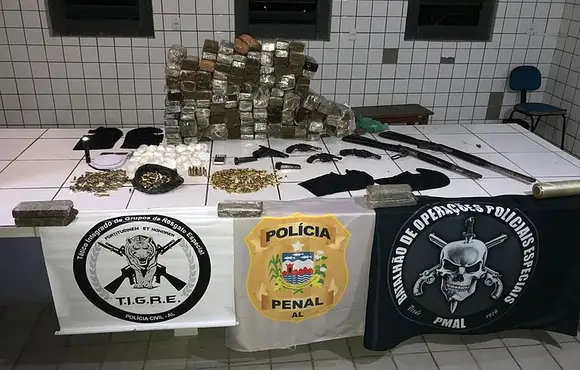 Mais de 70 kg de drogas e seis armas são apreendidos em casa no Benedito Bentes
