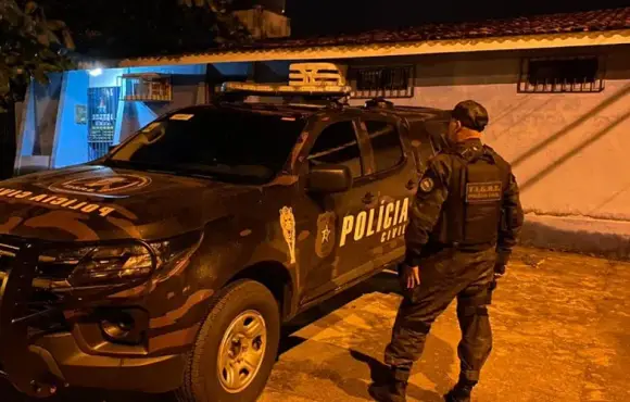Homem morre após ser atingido com tiros nas costas e no pescoço, em Maceió
