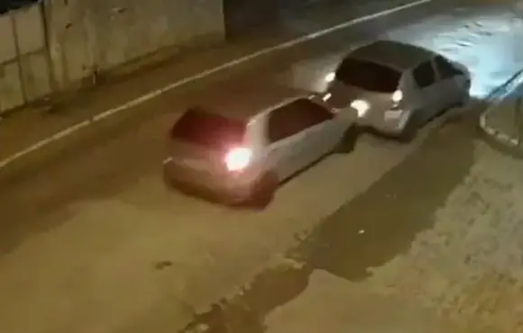 Vídeos: motorista por aplicativo foge de tentativa de sequestro ao colidir com outro veículo