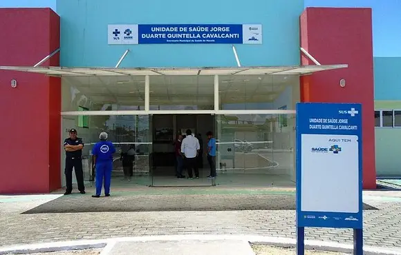 Homem em surto psicótico invade unidade de saúde em Maceió e assusta moradores